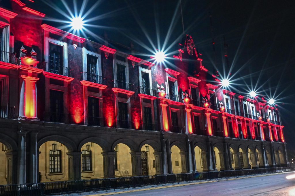 Palacio de Gobierno del Edoméx se Ilumina de Rojo por la Próxima Victoria del Club Toluca