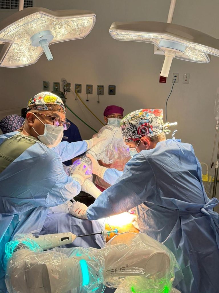 Gobierno del Estado de México Realiza la Primera Cirugía Torácica Asistida por Robot en un Hospital Público del País